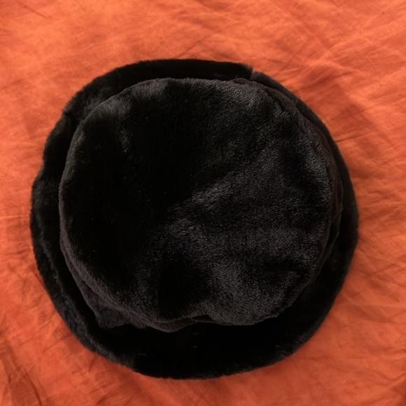 Black fluffy bucket hat - Picture 3 of 4